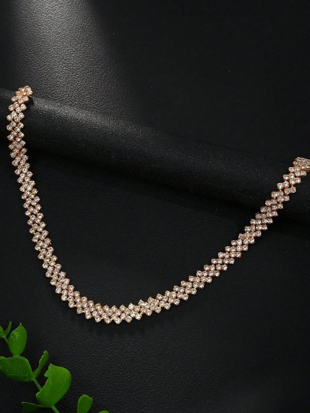 Colar Elegante com Pedrinhas em Forma de Gola