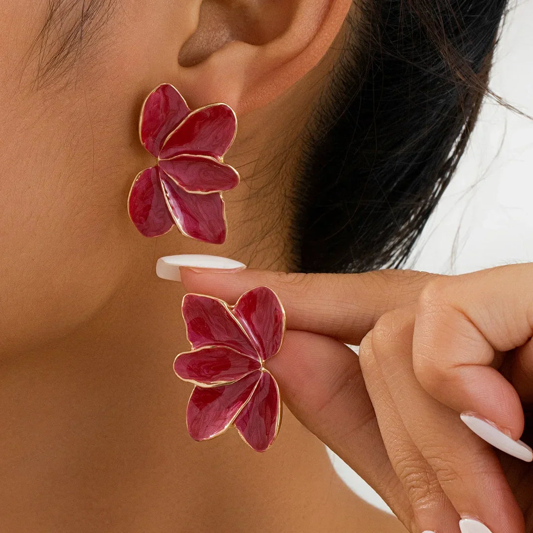Brincos Pendentes Elegantes com Pétalas de Esmalte Vermelho