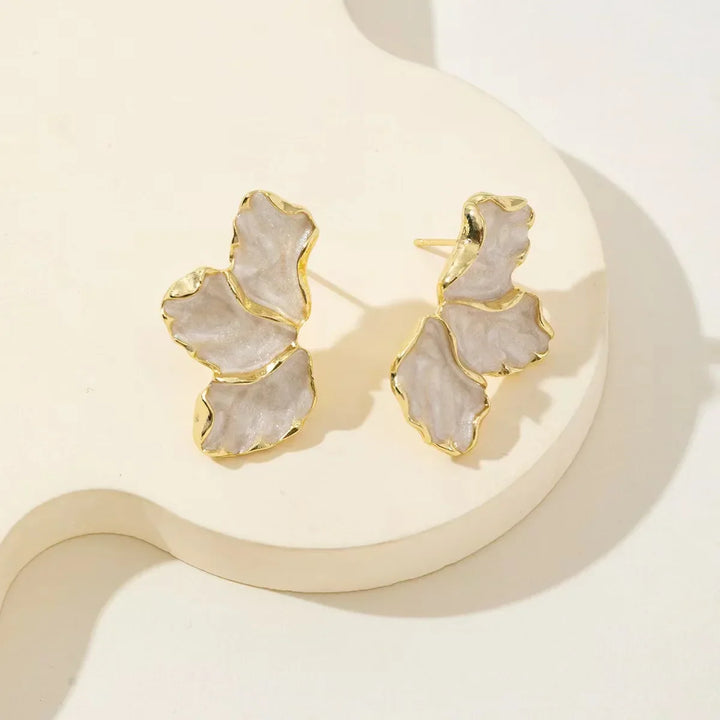 Brincos de Pressão Elegantes em Esmalte com Flor