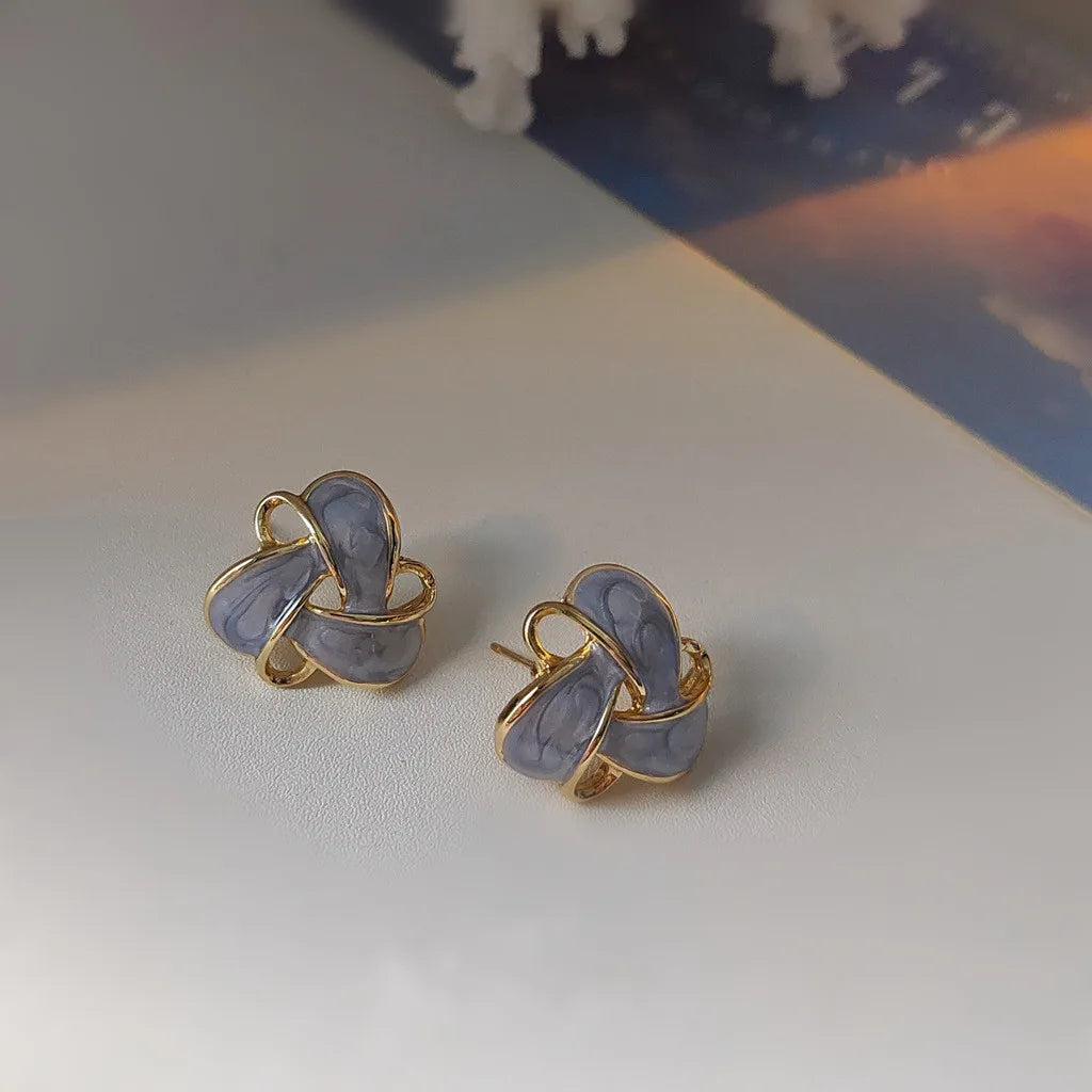 Brincos de Pressão Vintage com Flor Vazada em Esmalte Roxo