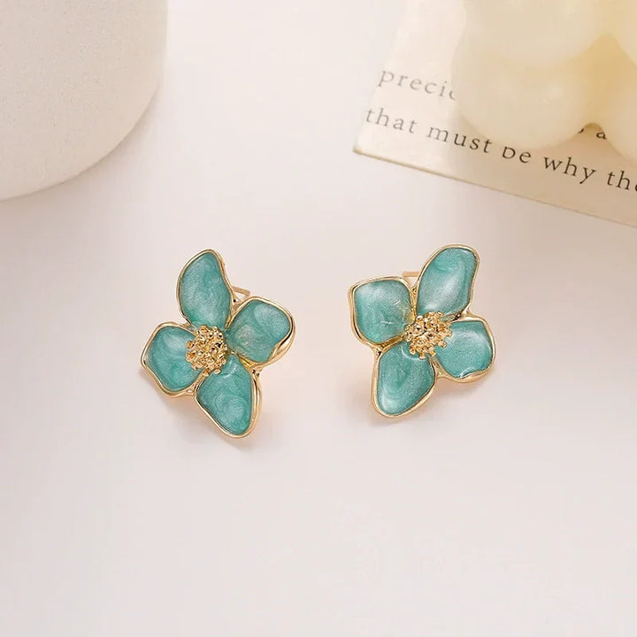 Brincos de Pressão Elegantes com Pétalas em Esmalte Verde-Claro