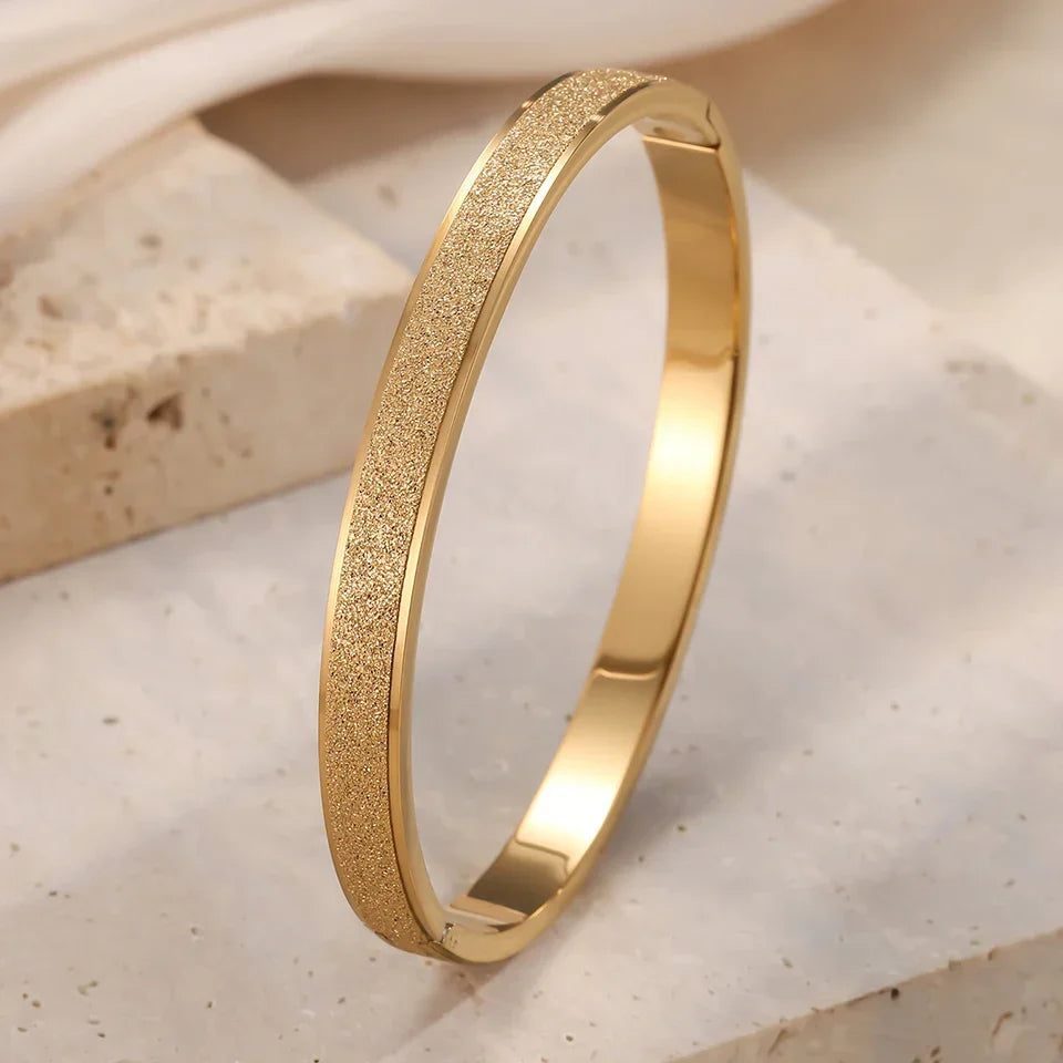 Braceletes Rígidas Douradas Elegantes e Minimalistas