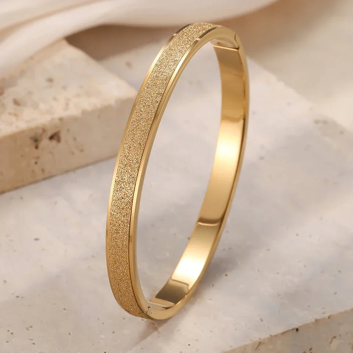 Braceletes Rígidas Douradas Elegantes e Minimalistas