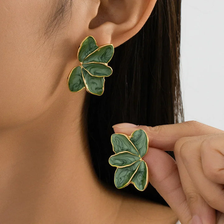 Brincos Pendentes Elegantes com Pétalas de Esmalte Vermelho