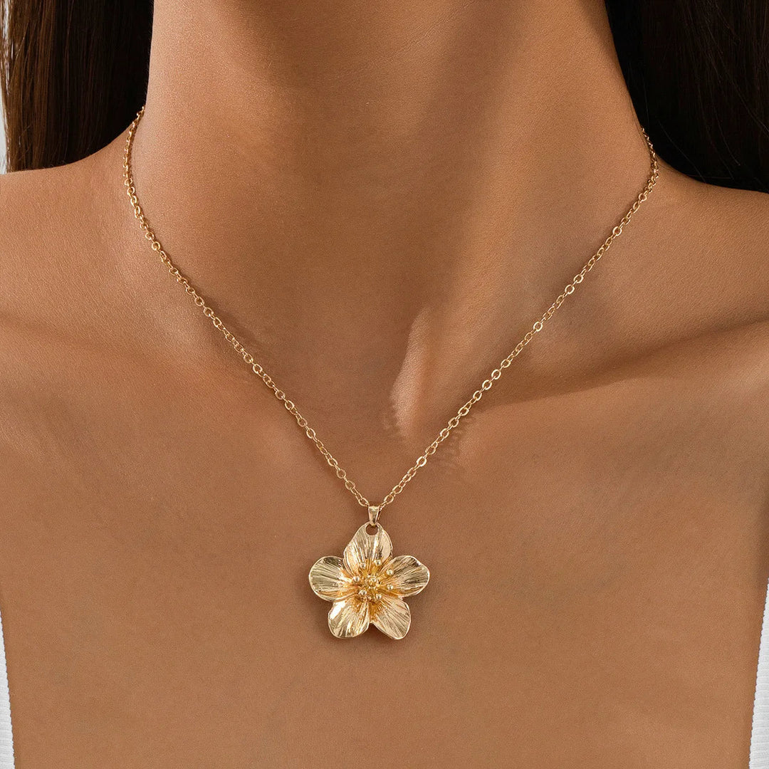 Colar Elegante com Flor de Metal