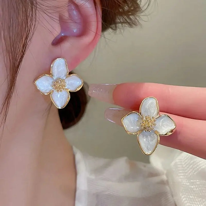 Brincos Elegantes com Flor de Esmalte Branco