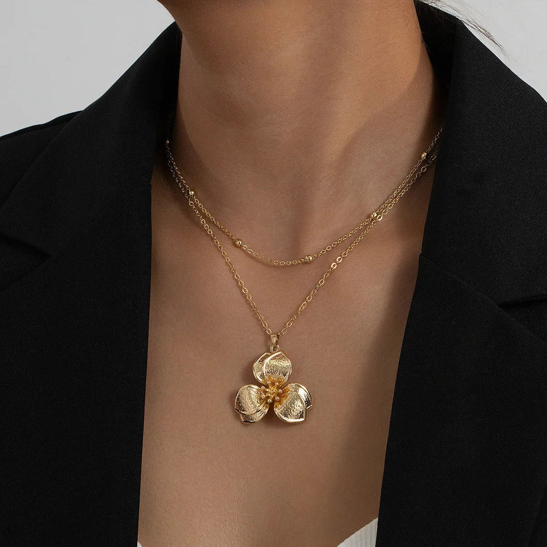 Colar Elegante com Flor de Metal