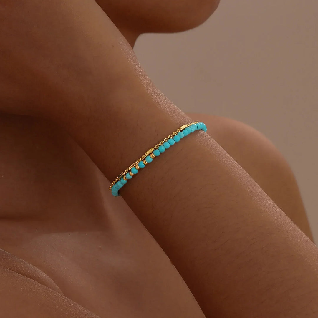 Pulseira Dourada Intemporal com Corrente Dupla e Turquesa
