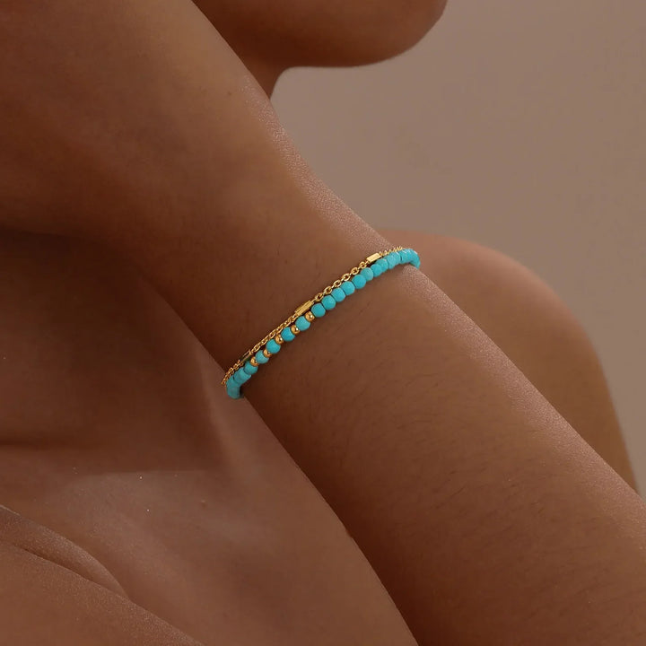 Pulseira Dourada Intemporal com Corrente Dupla e Turquesa