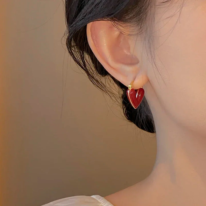 Brincos Românticos com Coração de Esmalte Vermelho