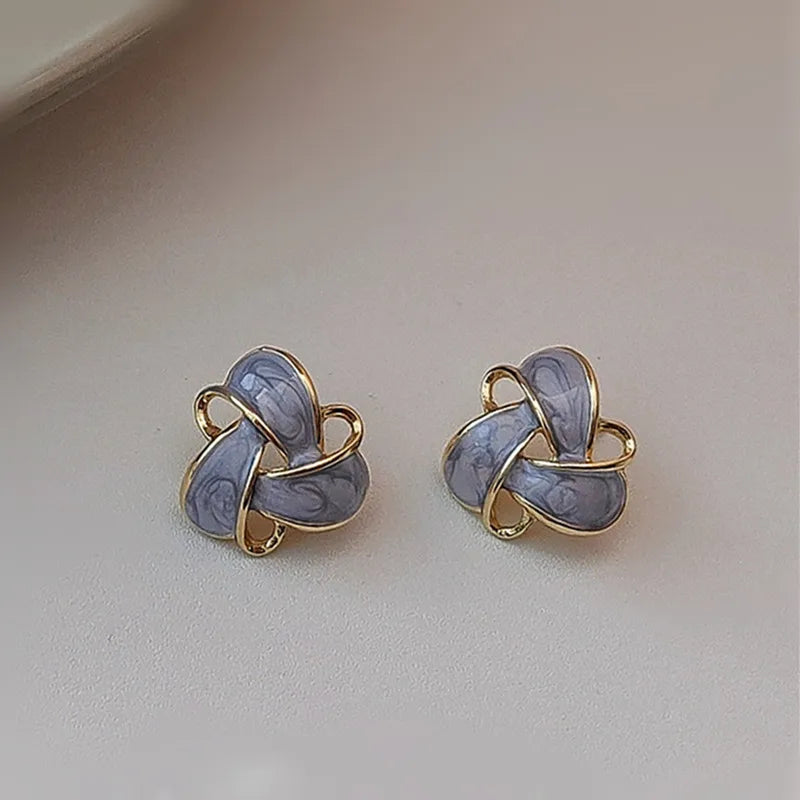 Brincos de Pressão Vintage com Flor Vazada em Esmalte Roxo