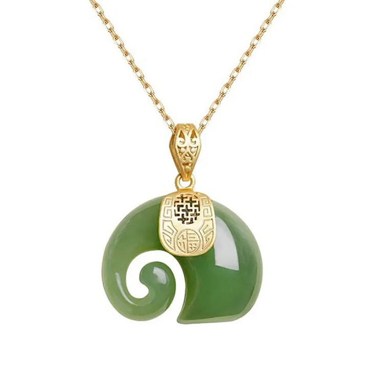Colar com Pendente de Elefante em Jade Hetian – Corrente de Senhora Banhada a Ouro 18K