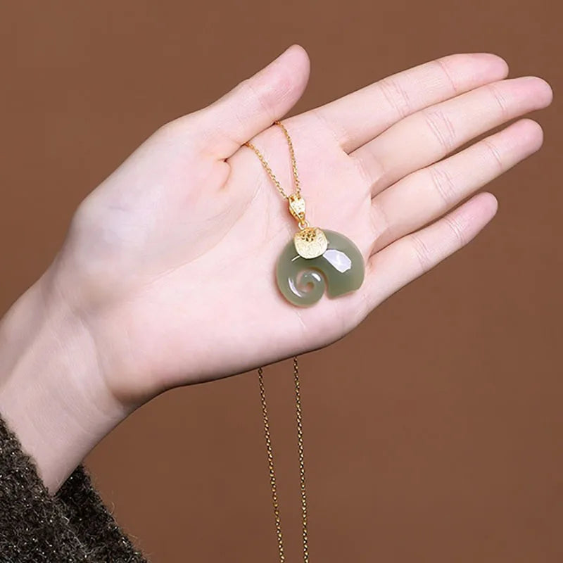 Colar com Pendente de Elefante em Jade Hetian – Corrente de Senhora Banhada a Ouro 18K