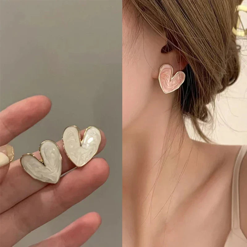 Brincos de Pressão Elegantes em Esmalte com Coração Vinho