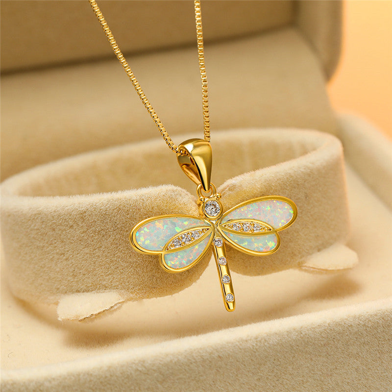 Colar Dourado com Pendente de Libélula e Detalhe de Opala