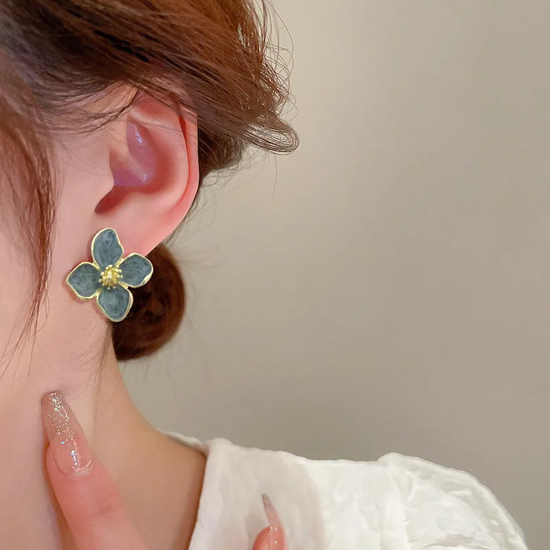 Brincos de Pressão Elegantes com Pétalas em Esmalte Verde-Claro