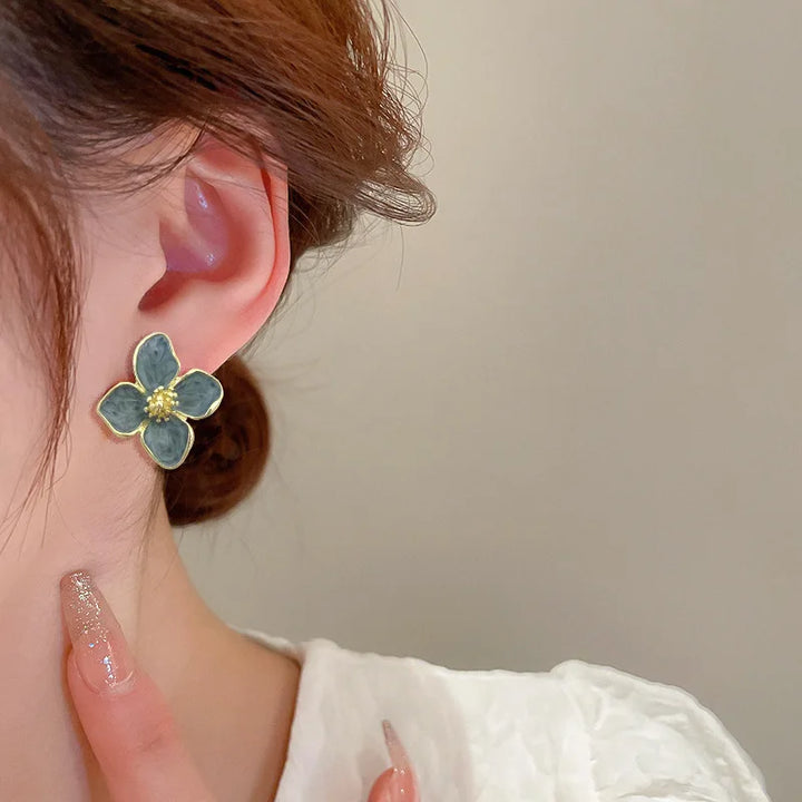 Brincos de Pressão Elegantes com Pétalas em Esmalte Verde-Claro