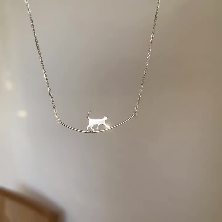 Colar Prateado com Gato a Trepar