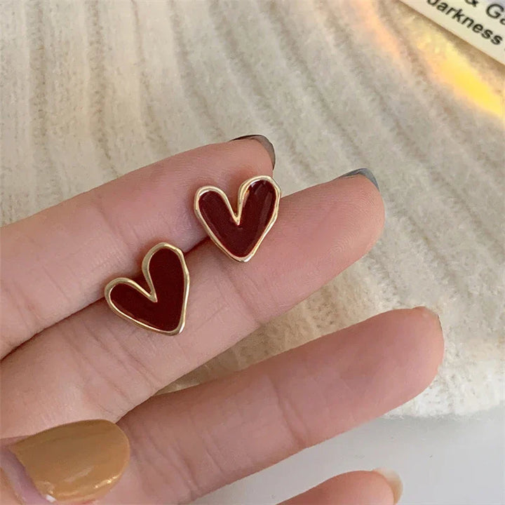 Brincos de Pressão Elegantes em Esmalte com Coração Vinho