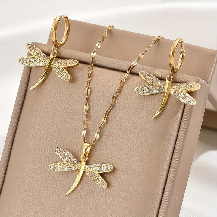 Colar Dourado com Libélula e Brincos Grátis