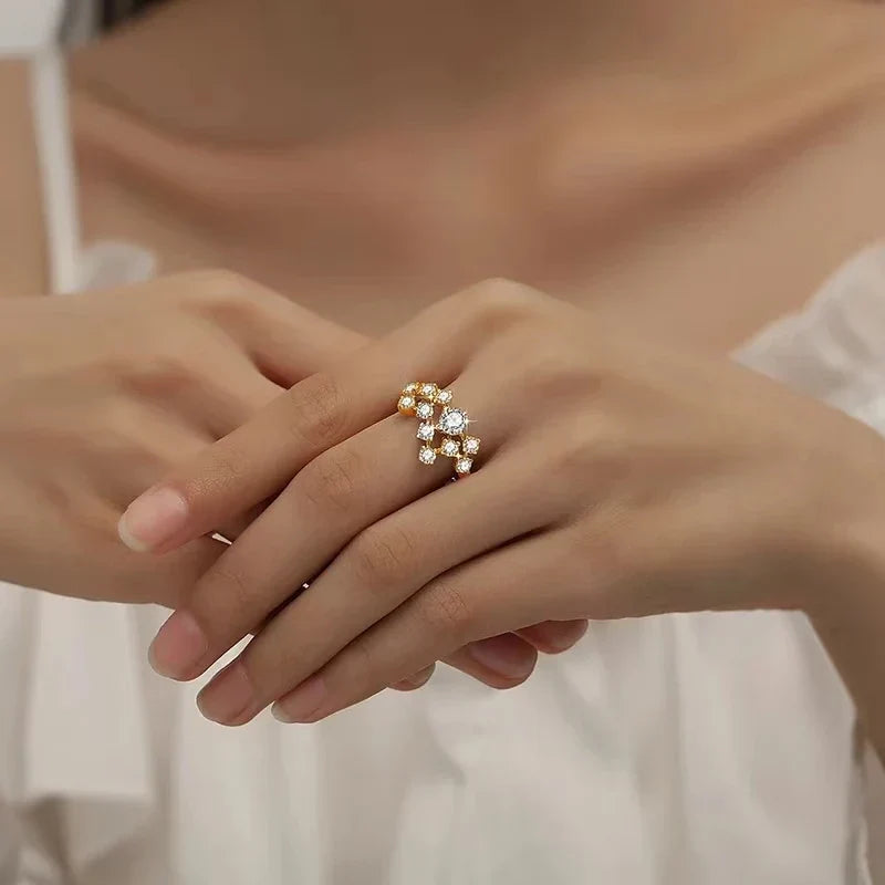 Anel Dourado Irregular com Cristais
