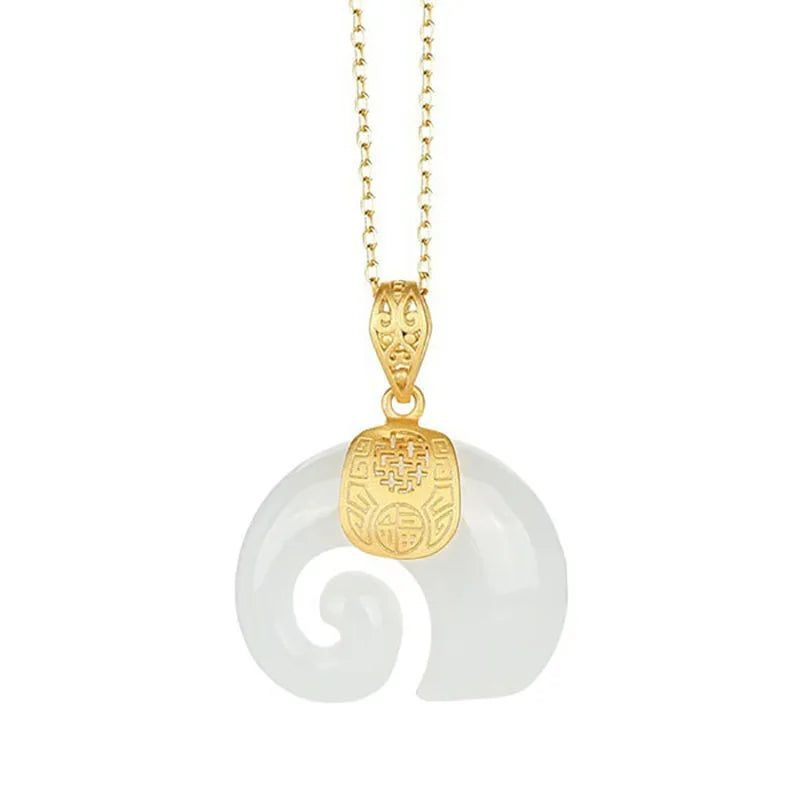 Colar com Pendente de Elefante em Jade Hetian – Corrente de Senhora Banhada a Ouro 18K