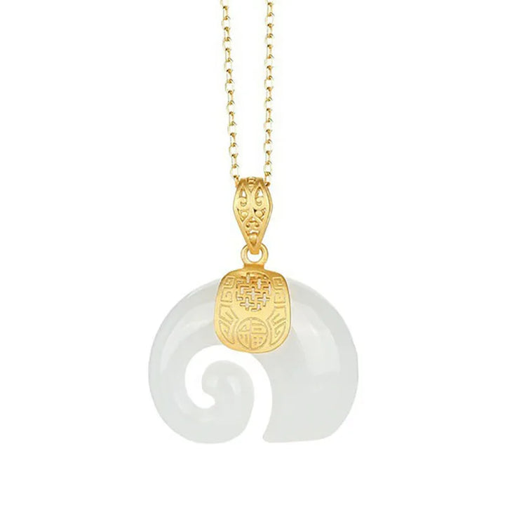 Colar com Pendente de Elefante em Jade Hetian – Corrente de Senhora Banhada a Ouro 18K