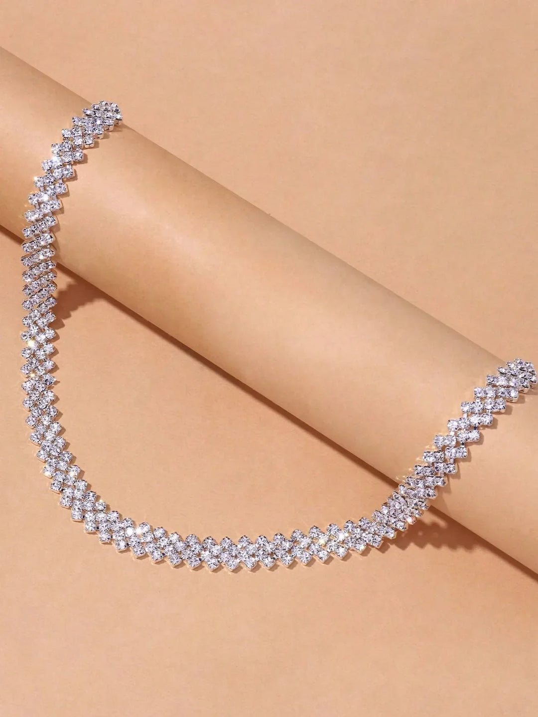 Colar Elegante com Pedrinhas em Forma de Gola