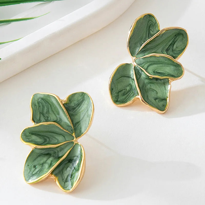 Brincos Pendentes Elegantes com Pétalas de Esmalte Vermelho