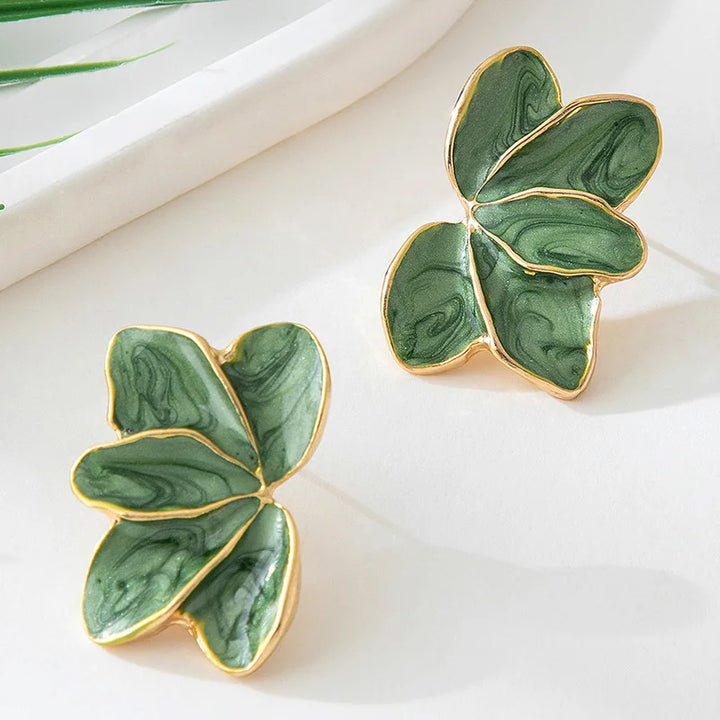 Brincos Pendentes Elegantes com Pétalas de Esmalte Vermelho