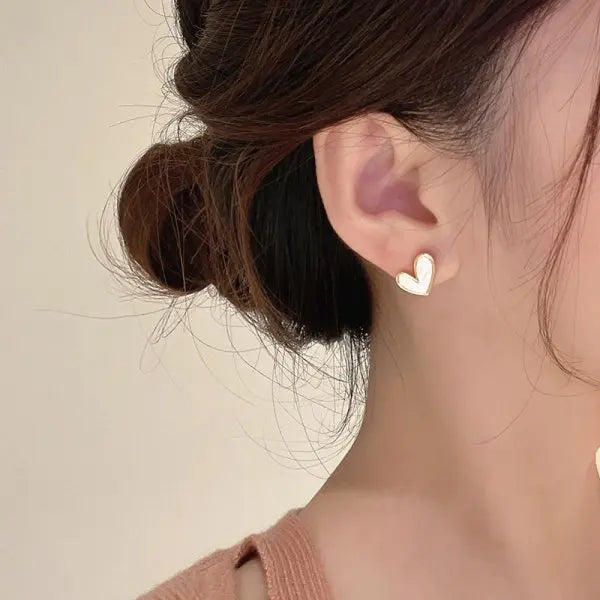 Brincos de Pressão Elegantes em Esmalte com Coração Vinho