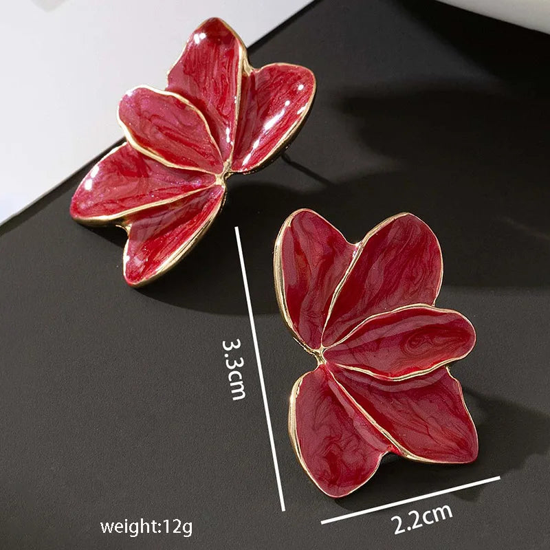 Brincos Pendentes Elegantes com Pétalas de Esmalte Vermelho