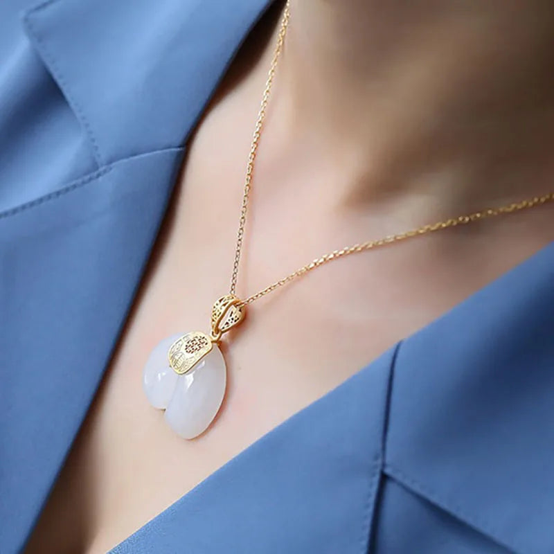 Colar com Pendente de Elefante em Jade Hetian – Corrente de Senhora Banhada a Ouro 18K