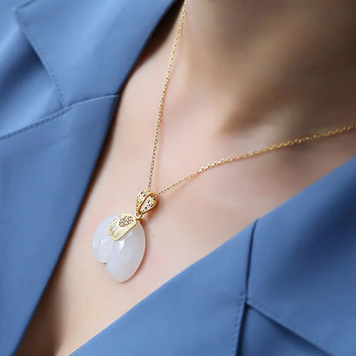 Colar com Pendente de Elefante em Jade Hetian – Corrente de Senhora Banhada a Ouro 18K