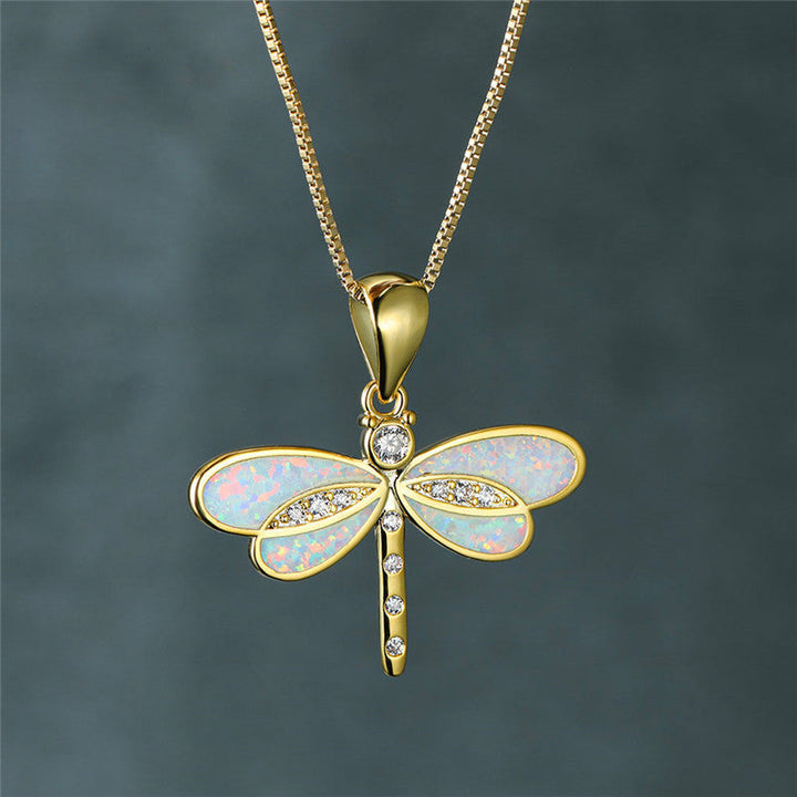 Colar Dourado com Pendente de Libélula e Detalhe de Opala