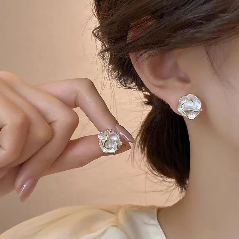 Brincos de Pressão Elegantes com Flor de Esmalte Branco em Camadas