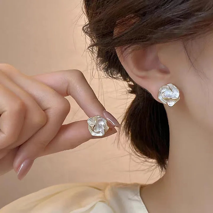 Brincos de Pressão Elegantes com Flor de Esmalte Branco em Camadas