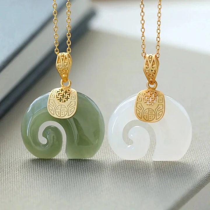 Colar com Pendente de Elefante em Jade Hetian – Corrente de Senhora Banhada a Ouro 18K