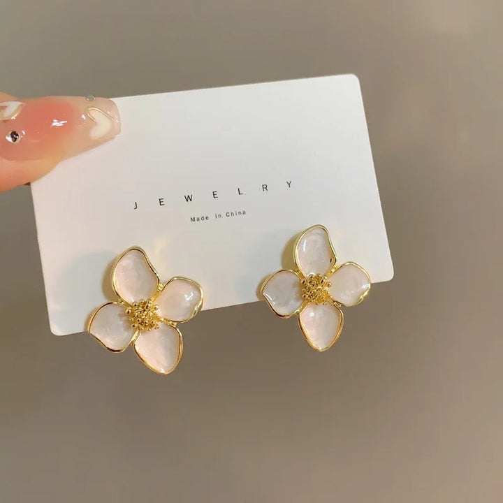 Brincos Elegantes com Flor de Esmalte Branco