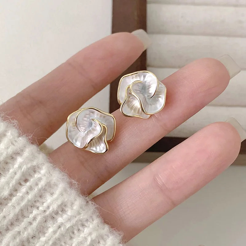 Brincos de Pressão Elegantes com Flor de Esmalte Branco em Camadas