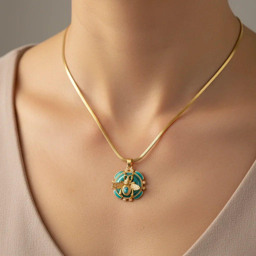 Colar Dourado Elegante com Abelha Turquesa