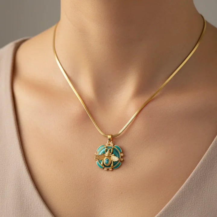 Colar Dourado Elegante com Abelha Turquesa