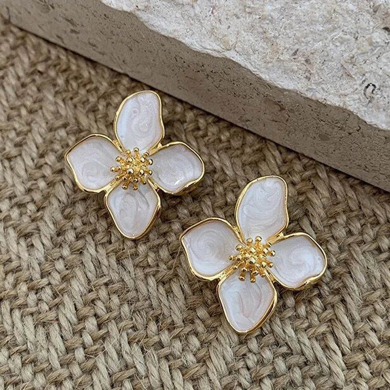 Brincos Elegantes com Flor de Esmalte Branco
