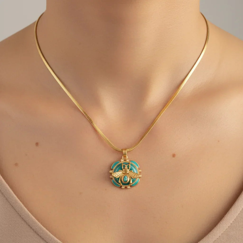 Colar Dourado Elegante com Abelha Turquesa