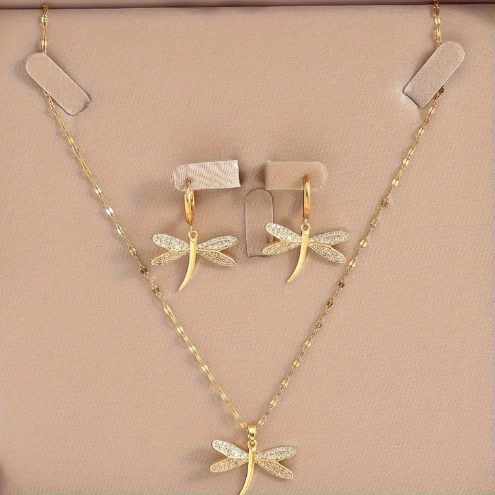 Colar Dourado com Libélula e Brincos Grátis