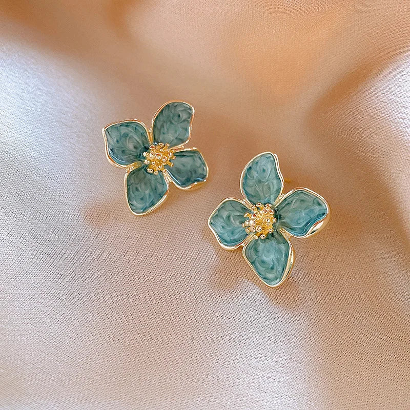 Brincos de Pressão Elegantes com Pétalas em Esmalte Verde-Claro