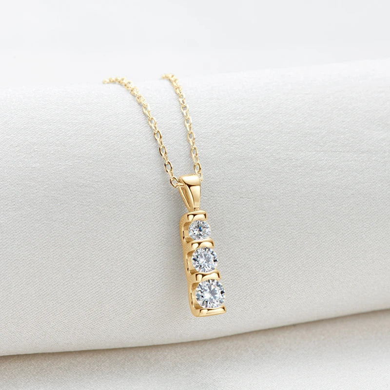 Colar Dourado com Três Pedrinhas Brilhantes Engastadas