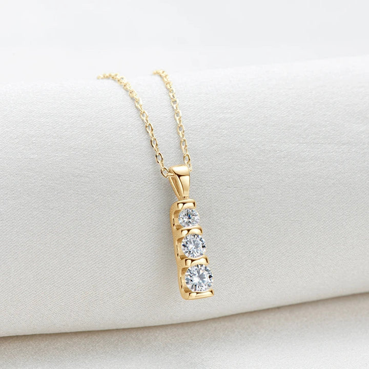 Colar Dourado com Três Pedrinhas Brilhantes Engastadas