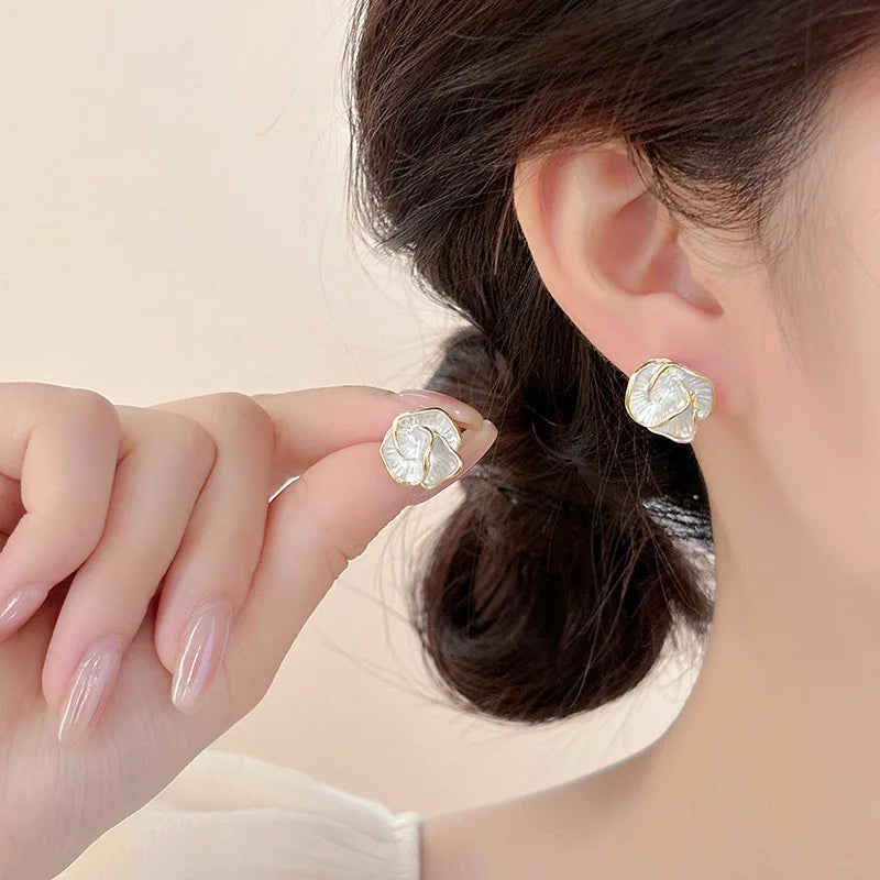 Brincos de Pressão Elegantes com Flor de Esmalte Branco em Camadas