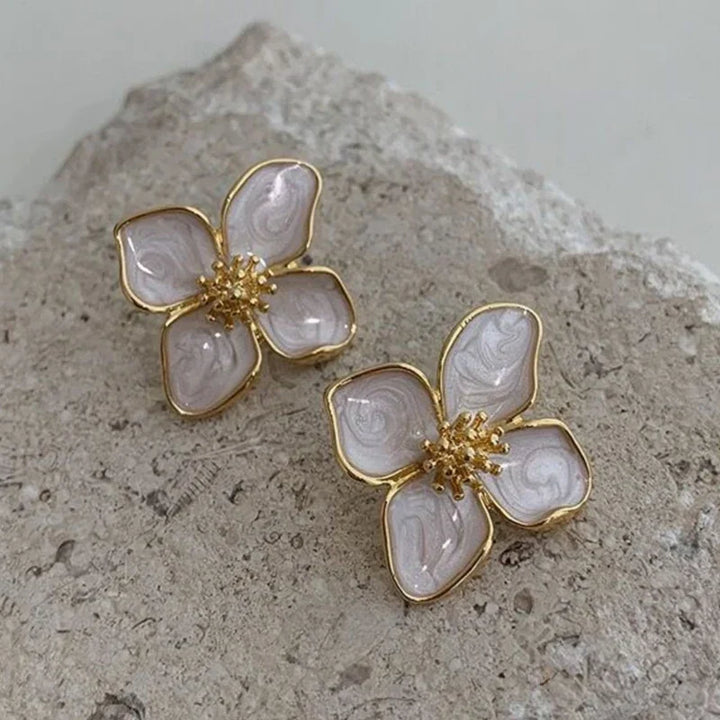 Brincos Elegantes com Flor de Esmalte Branco